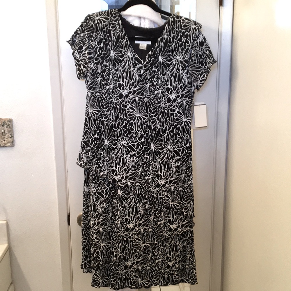 💫NWT!!!! Black and white floral dress